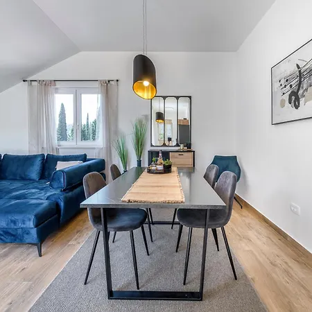 Lägenhet Lara Obuljeno